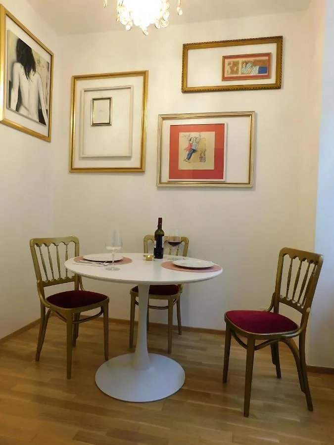 ruhige, ganze Wohnung SISSI in Zentrumsnähe Wien Apartment